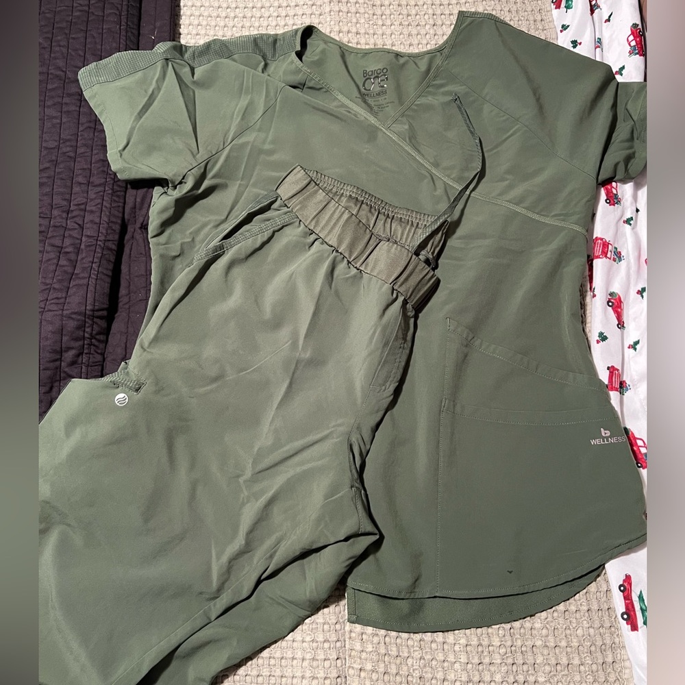 Barco one scrubs set